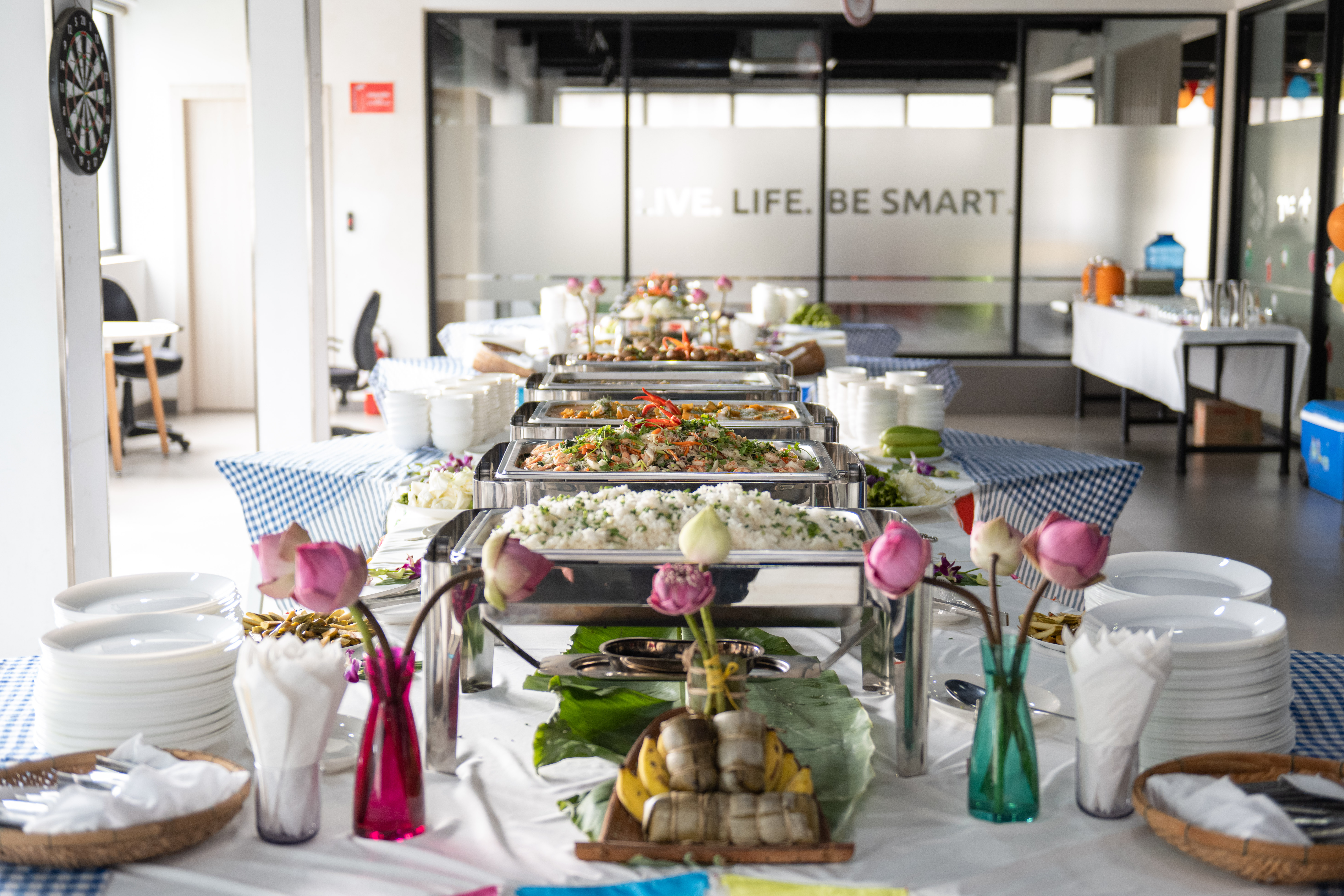 Canteen daily lunch service — warm dishes served fresh